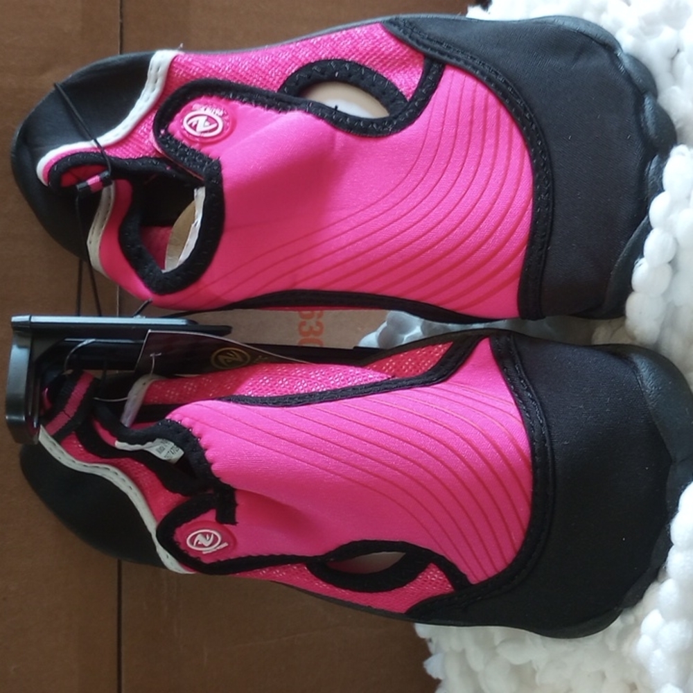 Toes water shoes